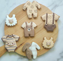 Nazrien Abdoelrahman kan gerust een volle dag bezig zijn met het maken en decoreren van een set koekjes.