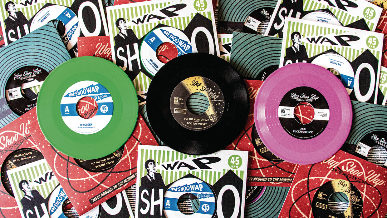 Vinyl singles van Wap Shoo Wap: 'Er is een enorme wachtrij voor vinyl, we moesten wel een jaar wachten op onze singles.' Beeld 
