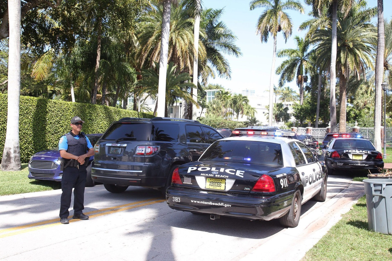 В майами обрушился 12 этажный дом. Аэропорт майами ночью. Машины фбр в майами. Майами русский квартал. Майами что случилось.