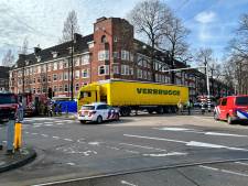 Fietser zwaargewond na aanrijding met vrachtwagen in Amsterdam-Zuid