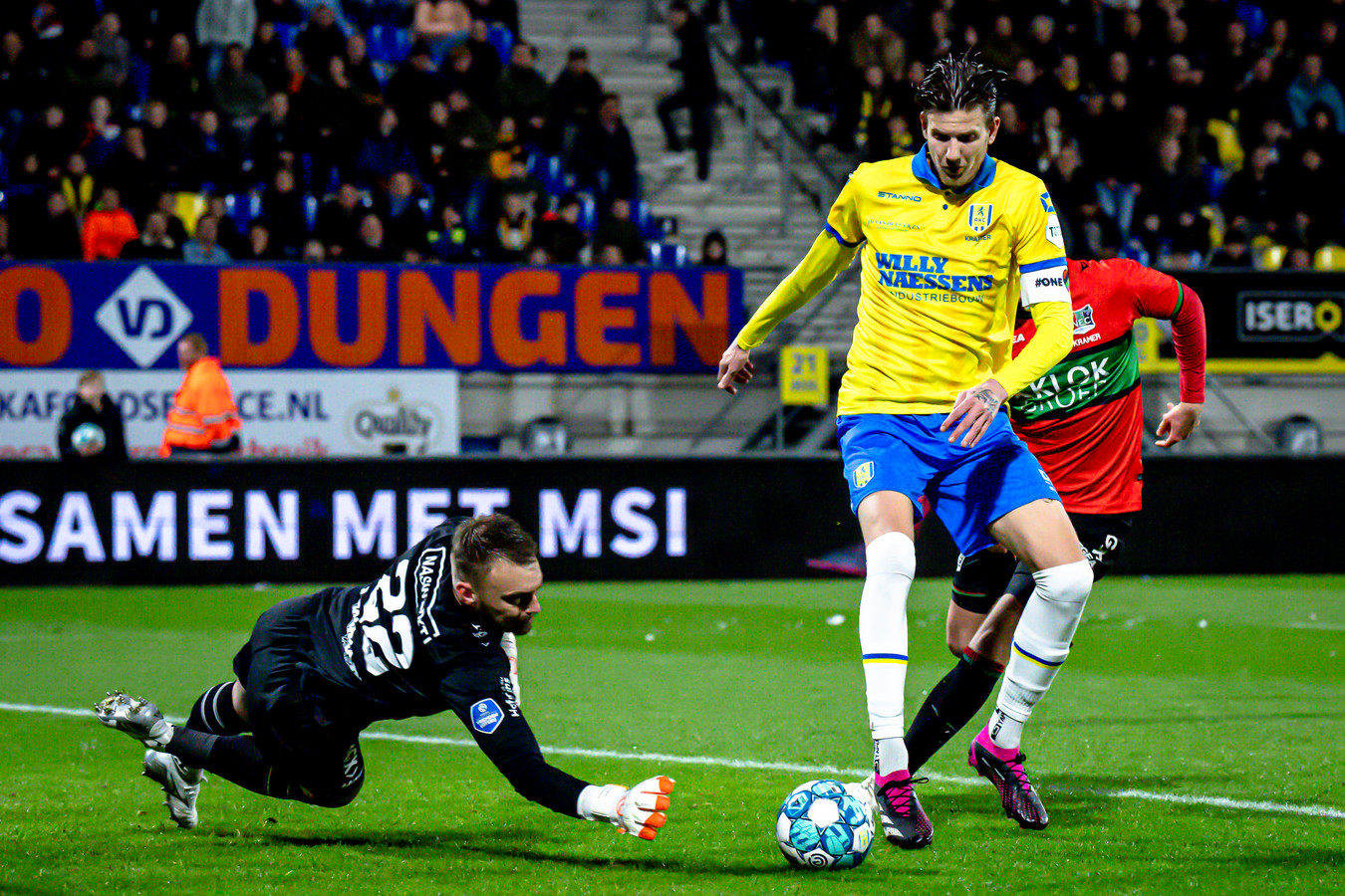 Michiel Kramer probeert de bal voorbij Jasper Cillessen te krijgen.