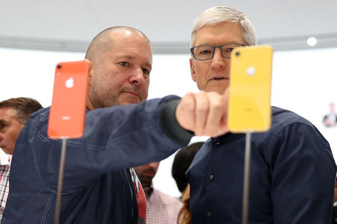 Jony Ive (L) en Apple CEO Tim Cook bekijken de iPhone XR.