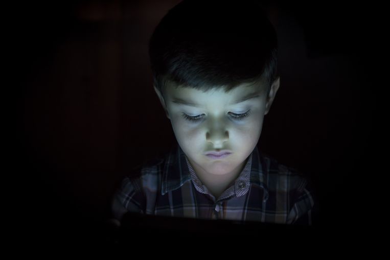 Kinderen die tot 7 uur per dag naar een scherm zitten te kijken: is dat wel zo gezond? De wetenschappelijke meningen zijn vooralsnog verdeeld. Beeld shutterstock