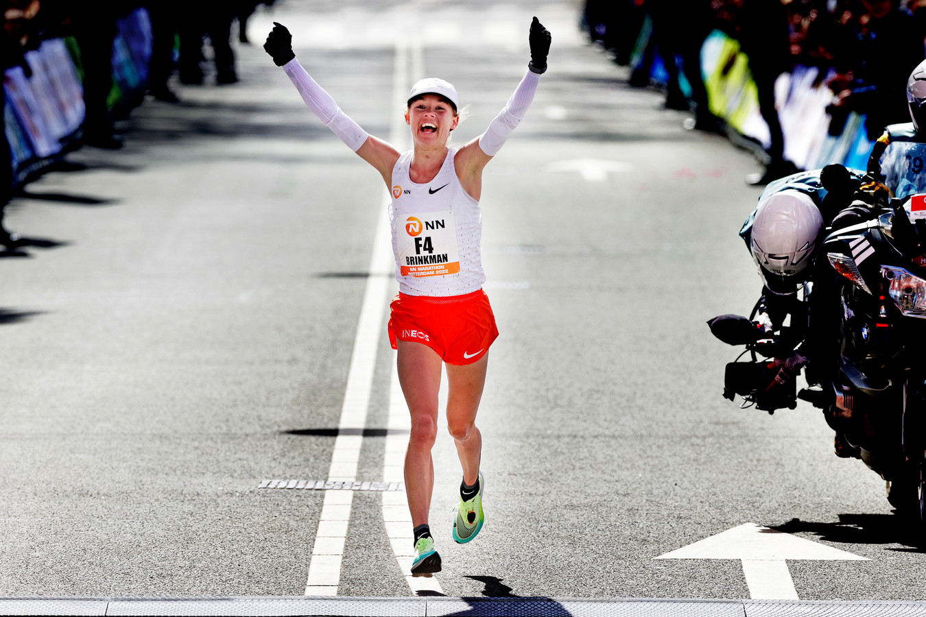 Nienke Brinkman wint marathon door Baskische bergen in recordtijd