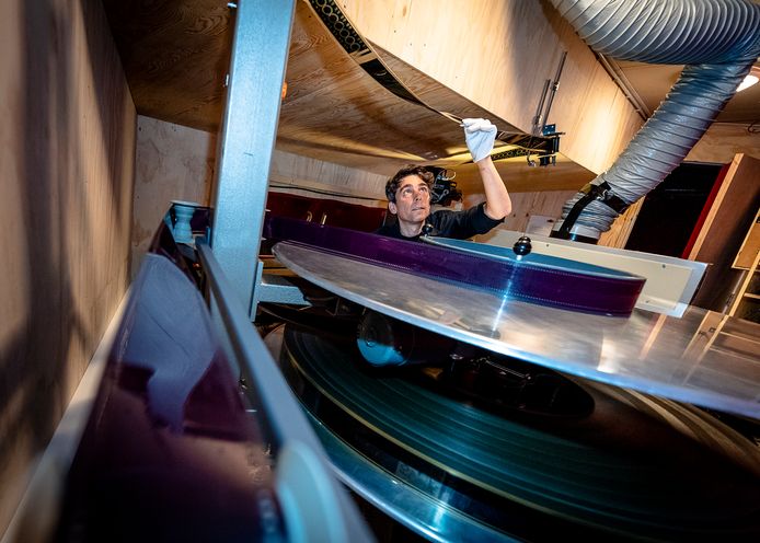 Operateur Martin Putto bereidt de kolossale 70mm-filmprint voor op de projectie.