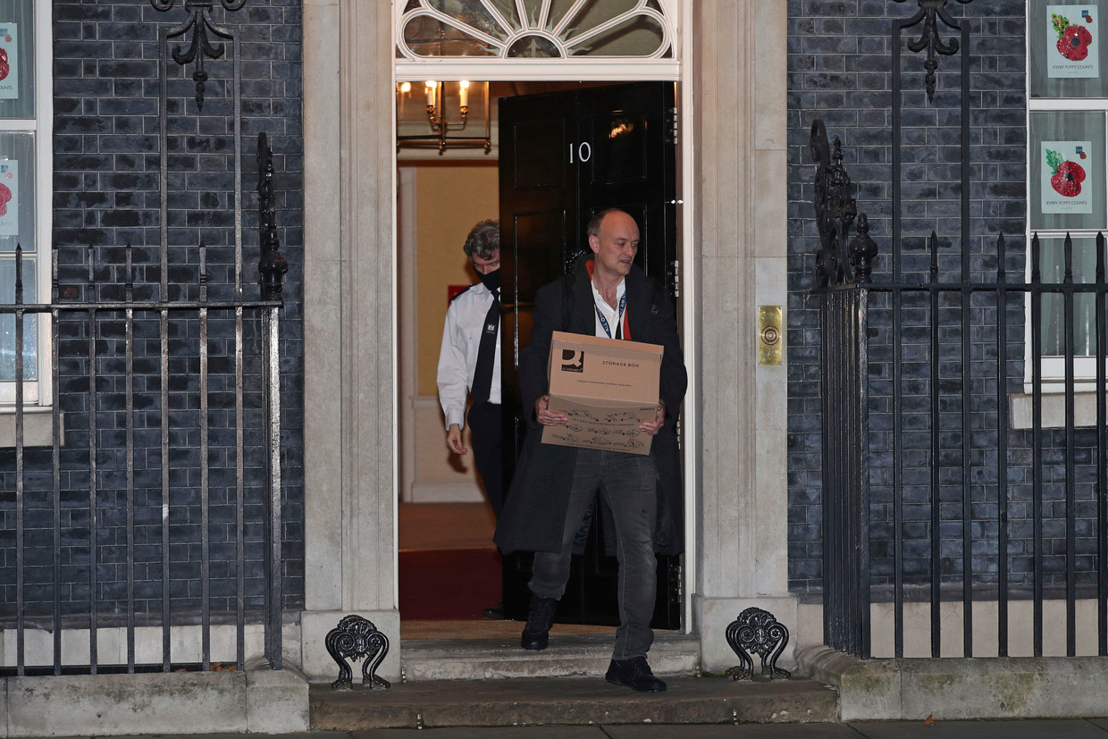 Dominic Cummings verlaat Downing Street 10 met een doos met persoonlijke spullen. Beeld AP