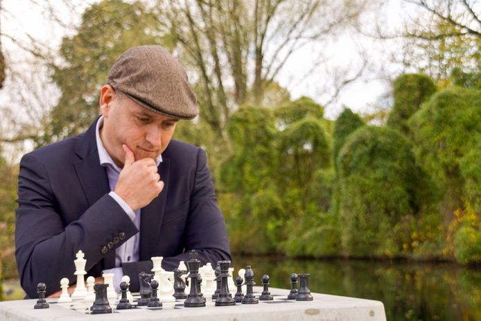 Jesús Medina Molina wil schaaktafels in elke gemeente in Nederland.