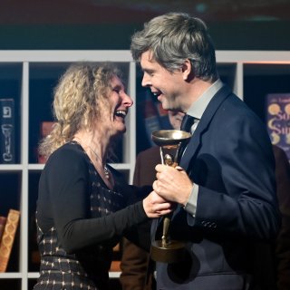 Hongaars-Britse schrijver David Szalay (51) wint Booker Prize voor zijn boek Flesh