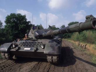 Britse majoor heeft thuis schietklare Belgische tanks
