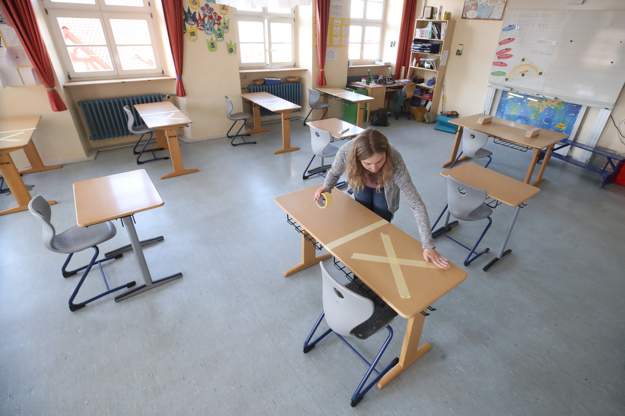 Een Duitse lerares treft voorbereidingen voor de heropening van de scholen Beeld Getty Images