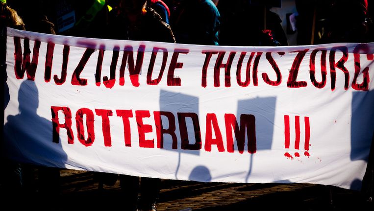 Medewerkers van de thuiszorg protesteerden in maart op het Plein in Den Haag. De Eerste Kamer praat vandaag over bezuinigingen in de thuiszorg. Beeld ANP