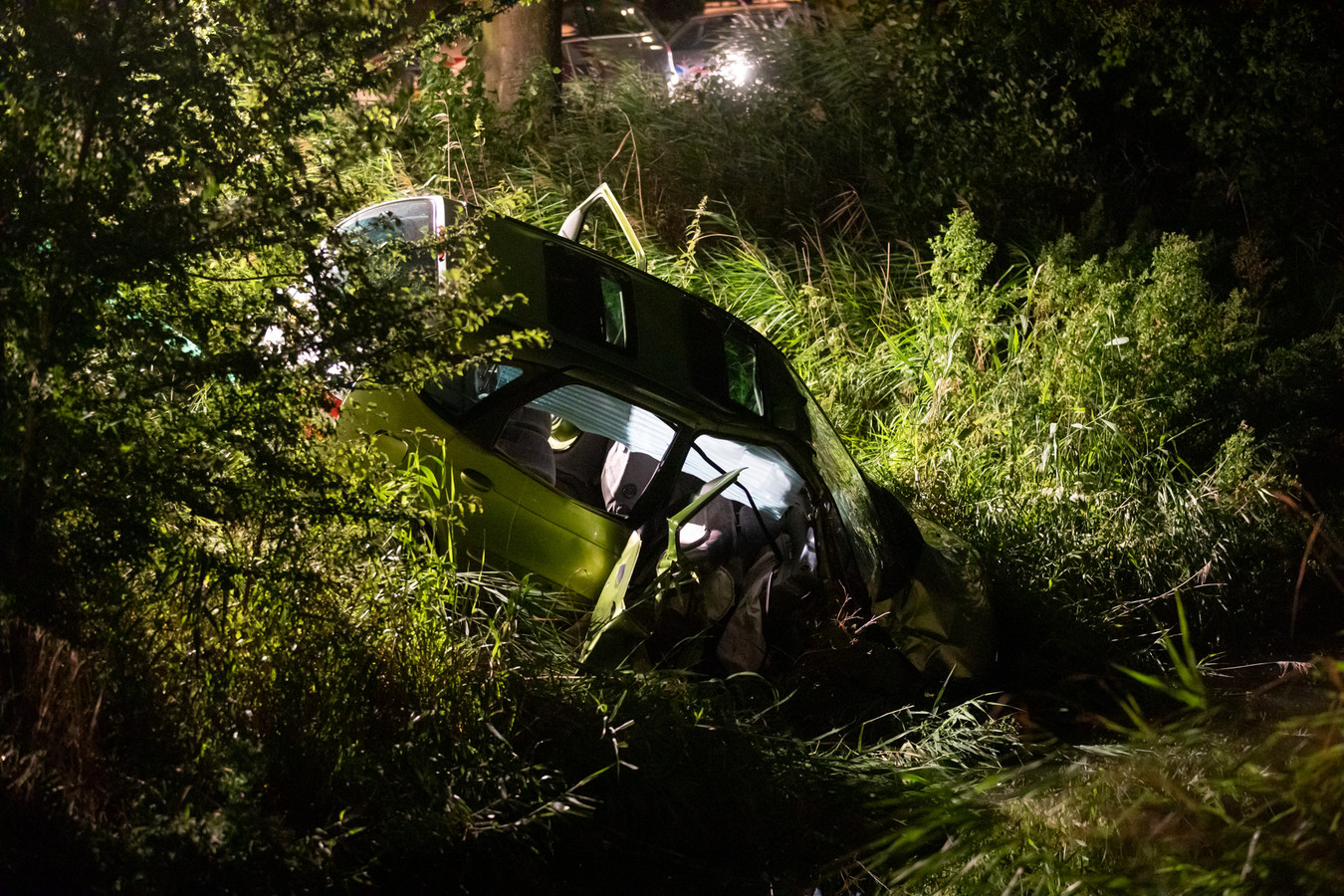 Auto raakt van de weg in Zevenbergen twee gewonden naar het ziekenhuis