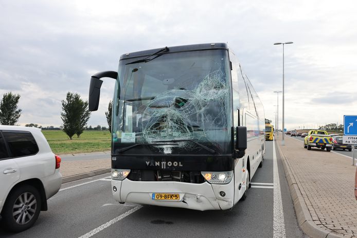 De touringcar die een groep jongeren vervoerde raakte flink beschadigd door een botsing op de N50 in Kampen.