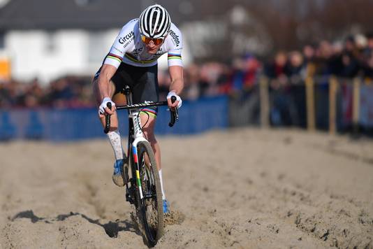 Mathieu van der Poel crosst door het zand.