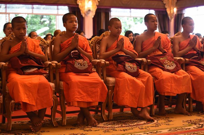Met een afscheidsritueel hebben de voetballers en hun coach het boeddhistische klooster verlaten.