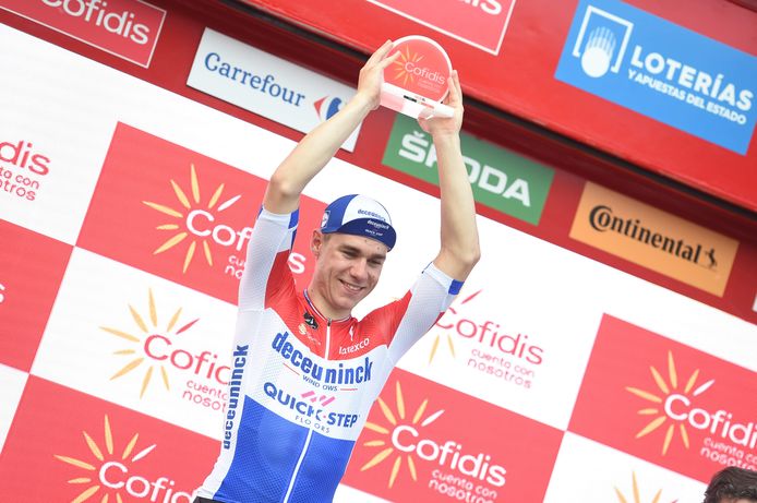 Fabio Jakobsen als ritwinnaar op het podium van de Vuelta.