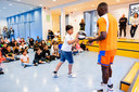 De 10-jarige Wail uit groep 7 laat aan Nené Kiameso zijn basketbal-skills zien.