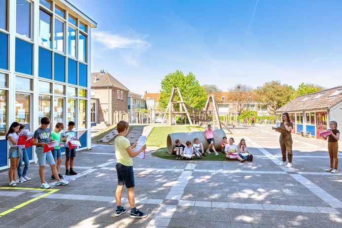 Gaat de traditionele musical dit jaar door voor achtstegroepers ? Op de Petrus en Paulusschool in Breda in ieder geval wel. Op de speelplaats wordt met juf Sal Bauwens druk geoefend.