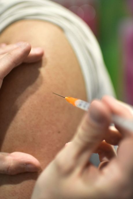 Un rappel de vaccin anti-Covid recommandé à l’automne pour les plus fragiles en France