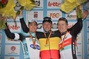 Meersman (l) en ploegmaat Bakelants flankeren Devolder op het podium in La Roche.