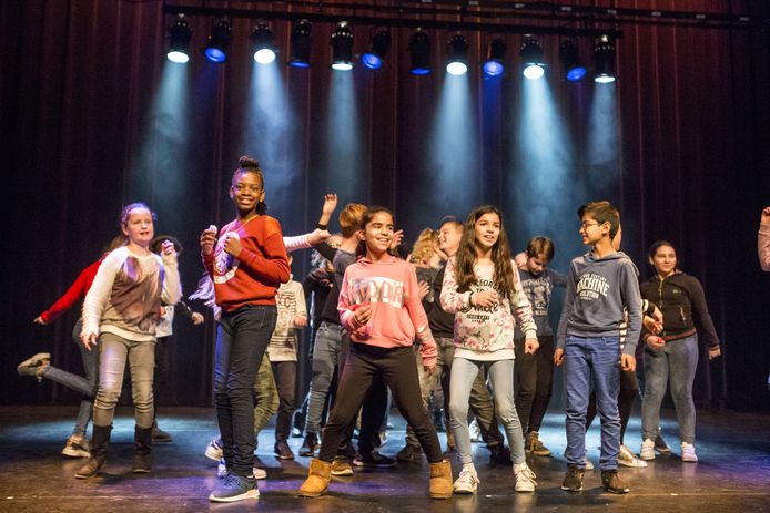 Scholieren van De Maten in actie op het theaterpodium van De Bond.