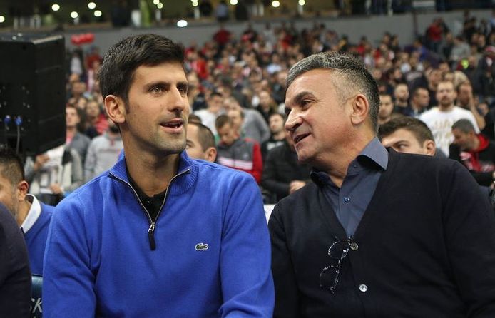 Novak naast zijn vader Srdjan Djokovic.
