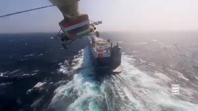 Beelden tonen hoe gewapende Houthi-rebellen aan boord gaan van gekaapt schip in Rode Zee