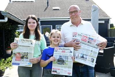 Al bladerend door de krant ziet Koos Evegaars hoe dicht leven en dood soms bij elkaar liggen