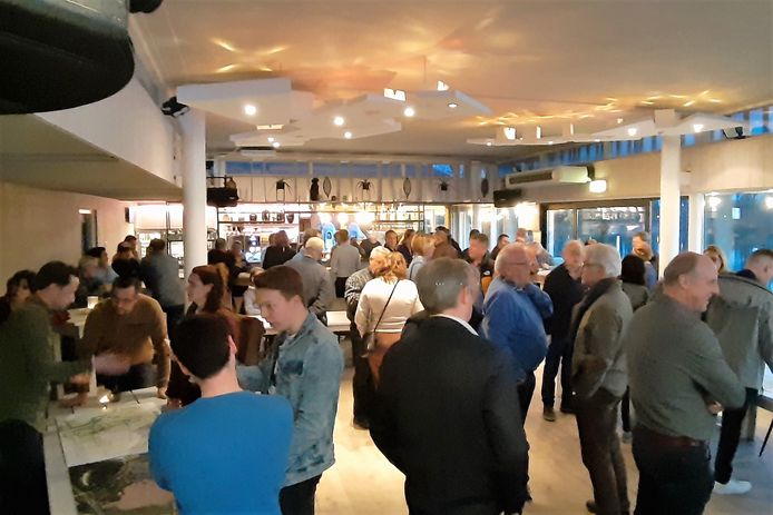 Drukte in het Strandhuys Nuenen tijdens de eerste bijeenkomst over uitbreidingswijk Kavelaars.