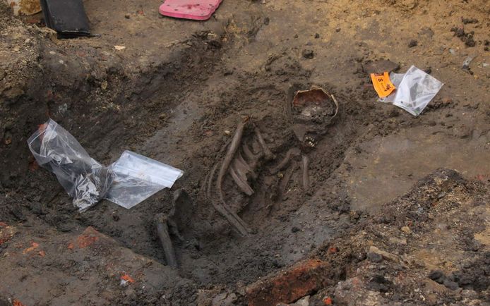 Menselijke resten uit middeleeuwen teruggevonden aan Abdijhoeve in ...