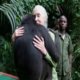 Chimpansee omarmt Jane Goodall bij vrijlating in het wild