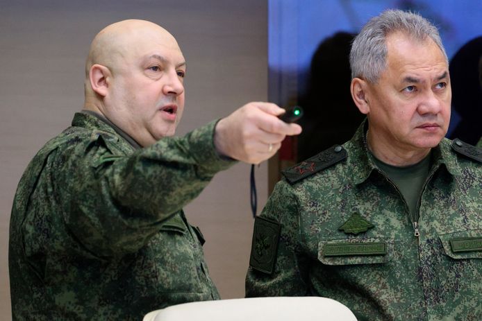 Generaal Soerovikin (links), plaatsvervangend opperbevelhebber van de Russische strijdkrachten, en minister van Defensie Sergej Sjojgoe.