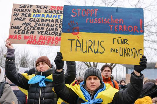Ook in Berlijn kwamen mensen op straat met bordjes als "Stop de Russische terreur! Taurus voor Oekraïne".