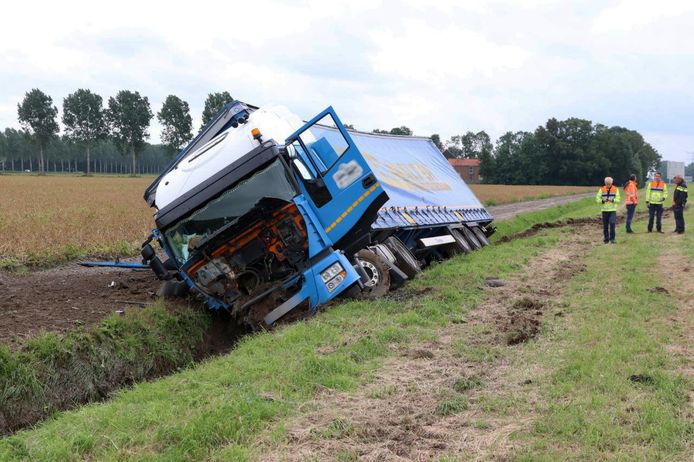 Een vrachtwagen op de A6 is woensdagmiddag van de weg geraakt en in de sloot beland nadat de chauffeur werd gestoken door een bij.