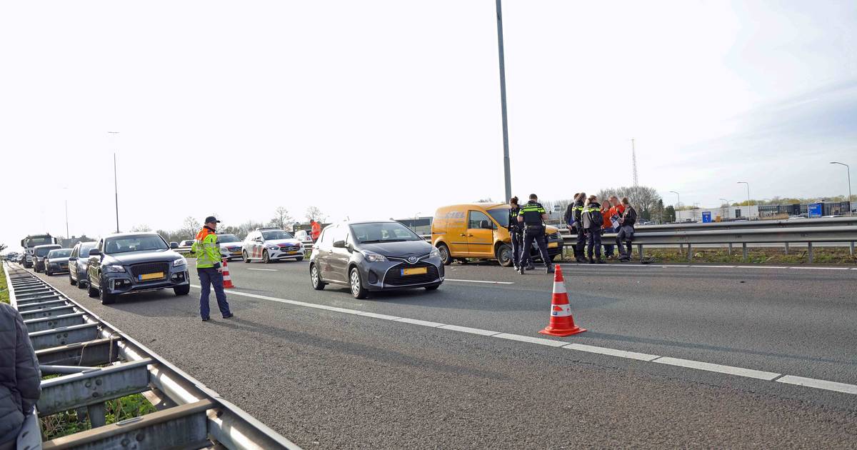 Ongeval met drie autos op de A59: vertraging richting Drunen.