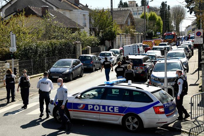 Politie en hulpdiensten zijn massaal aanwezig in Rambouillet, net buiten Parijs.