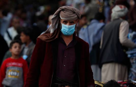 Een man met een mondmasker in Sanaa, Jemen.
