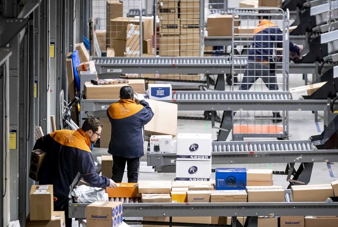 Medewerkers van post- en pakketbezorger PostNL sorteren in aanloop naar Black Friday pakketjes in het pakkettensorteercentrum.