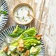 Knapperige groene salade met yoghurt-muntdressing
