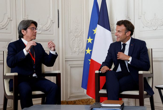De Franse president Emmanuel Macron (rechts) spreekt met de CEO van ProLogium in het paleis van Versailles nabij Parijs.