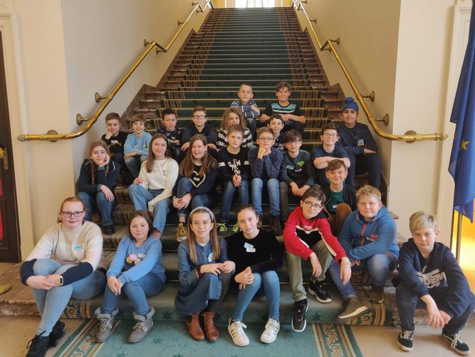De leerlingen van De Knipoog bezochten het Vlaams parlement.