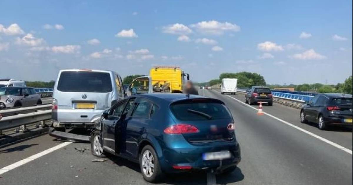 File door ongeluk met drie voertuigen op A50 bij Ravenstein.