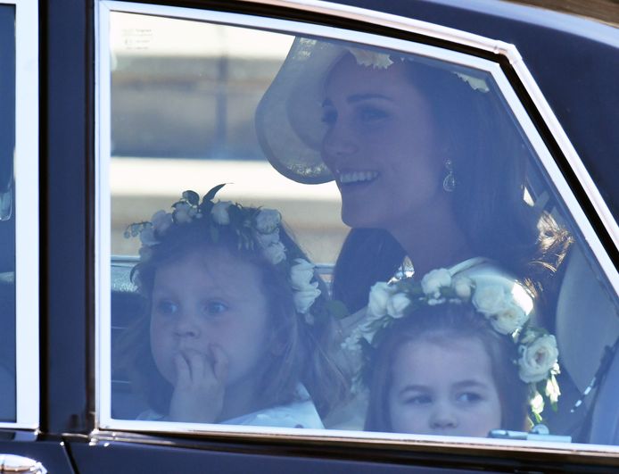 Kate Middleton, de hertogin van Camebridge, arriveert met de bruidsjongens en -meisjes bij St George's Chapel. Rechts ook haar dochtertje Charlotte.