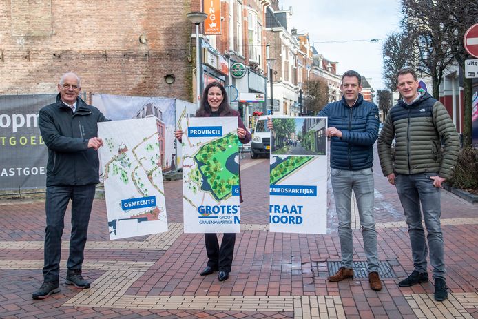 Wethouder Jan Martin van Rees, gedeputeerde Monique van Haaf en de gebroeders Hugo en Boudewijn Koopman van Koopman Vastgoed uit Tubbergen (vlnr) op de plek waar de nieuwe appartementen komen.