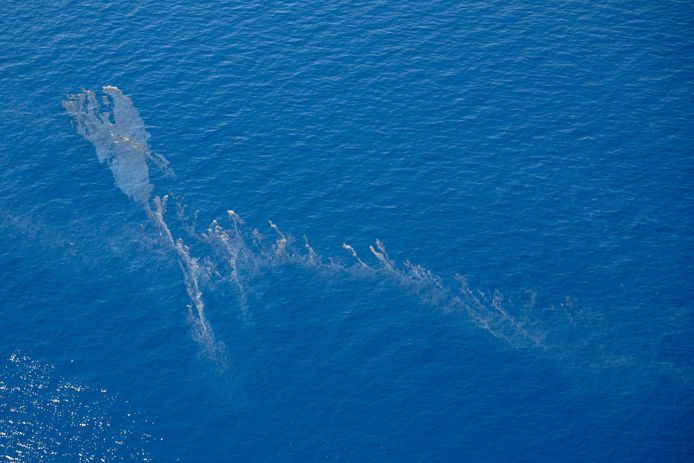 Cette photo prise et publiée le 12 juin 2021 par l'armée de l'air française montre une marée noire s'approchant de l'est de la Corse qui semble s'être échappée d'un navire. Les autorités ont détecté deux grandes nappes s'étendant sur 35 kilomètres, l'une à 800 mètres au large, l'autre à 3,5 kilomètres.