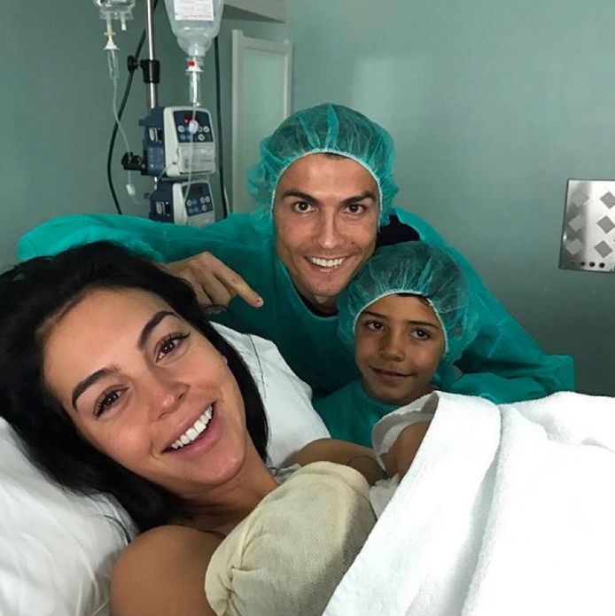 Het gezin Ronaldo, met Cristiano Jr., na de geboorte van Alana Martina.