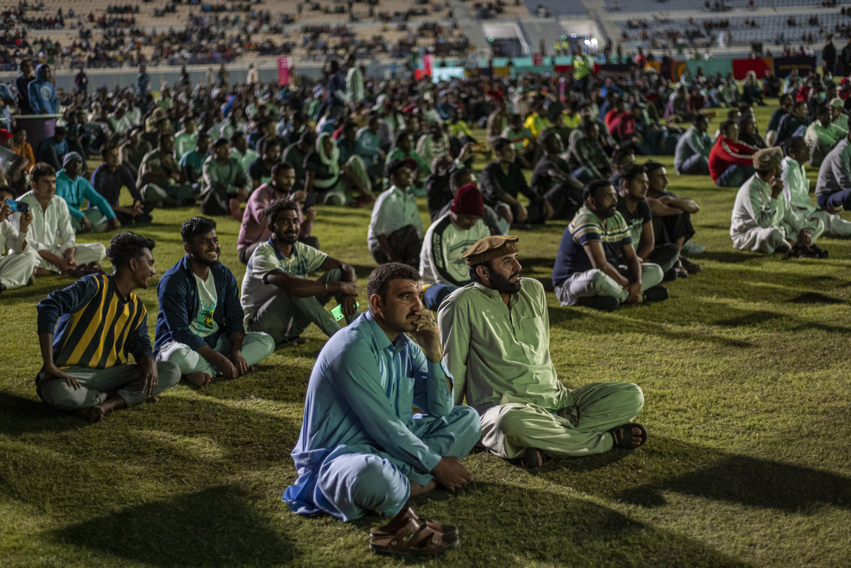 Zo'n duizend arbeidsmigranten volgen de WK-duels in een oud cricketstadion in Doha. Beeld ANP / EPA
