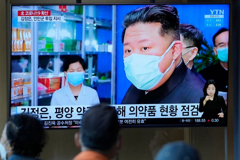 Burgers kijken op tv naar de Noord-Koreaanse leider Kim Jong-Un. Beeld AP