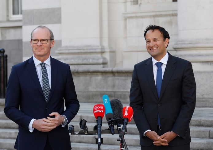 De huidige Ierse premier en leider van Fine Gael Leo Varadkar (rechts) met vice-premier Simon Coveney. Ze gaan met twee andere partijen de nieuwe regering van Ierland vormen.