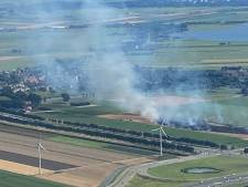 In de brand gevlogen landbouwvoertuig zorgt voor grote rookwolk